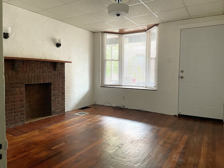 Living room with bay window - 420 Greenfield Ave