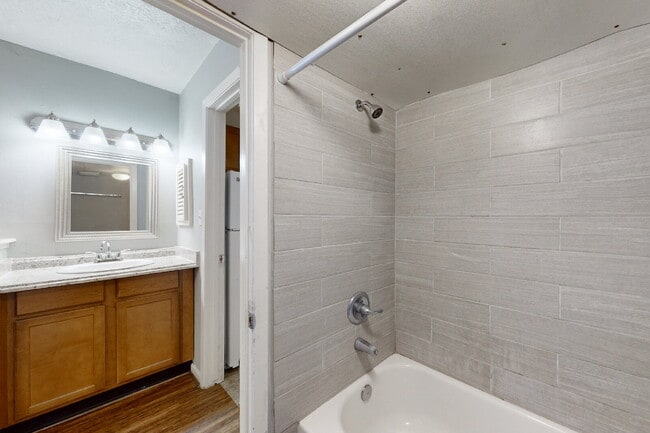 Building Photo - Efficiency unit close to campus