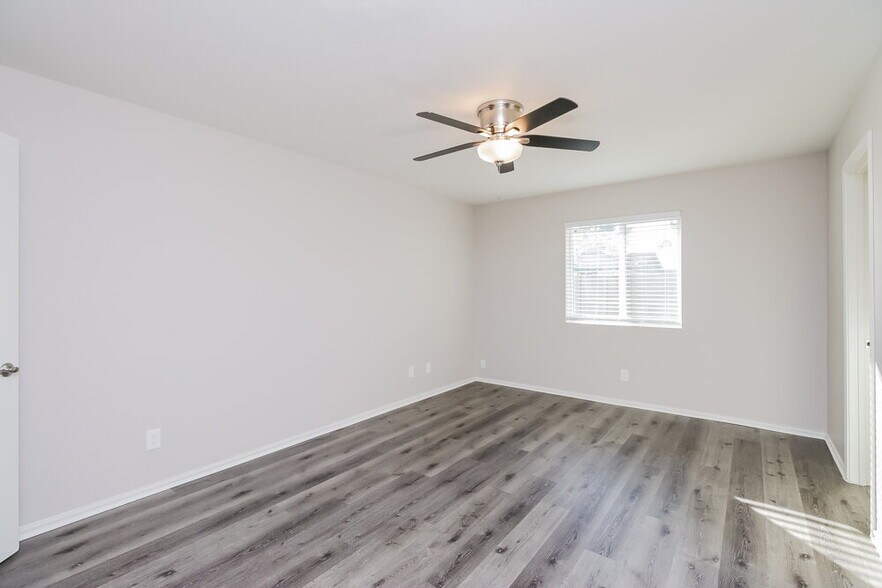 Building Photo - 2641 E Isabella Ave