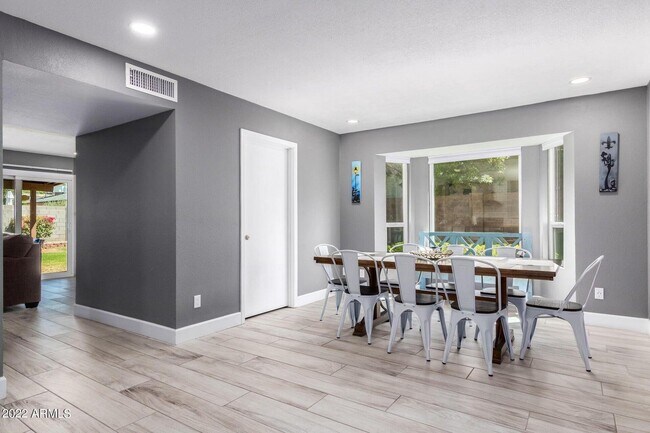 Building Photo - 1502 E Topeka Dr