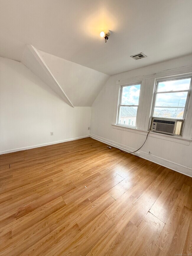 Building Photo - 342 Exchange St