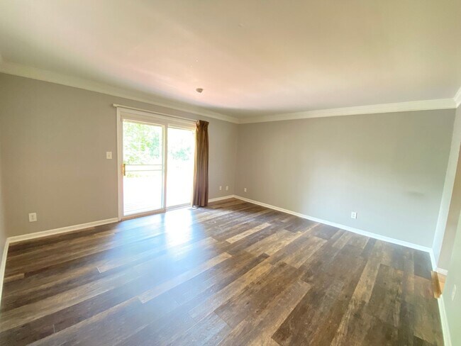 Building Photo - River-front condo, UA schools, 2 BR/1.5 BA