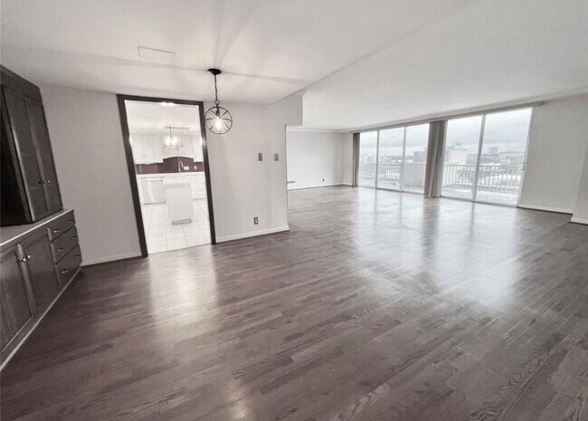 Building Photo - 2016 Main St