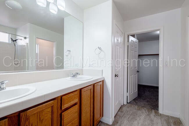 Building Photo - 4 Bedroom/2 Bath Home in the Southwest - $...