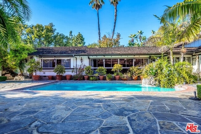 Building Photo - 829 Whittier Dr
