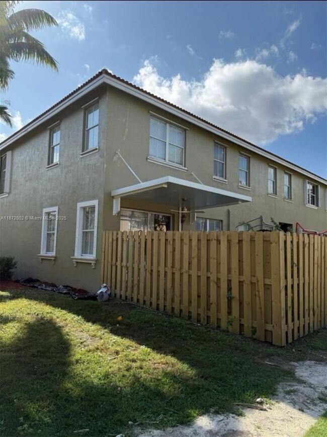 Building Photo - 2475 SE 15th Ct