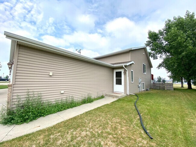 Building Photo - 744 34th Ave W