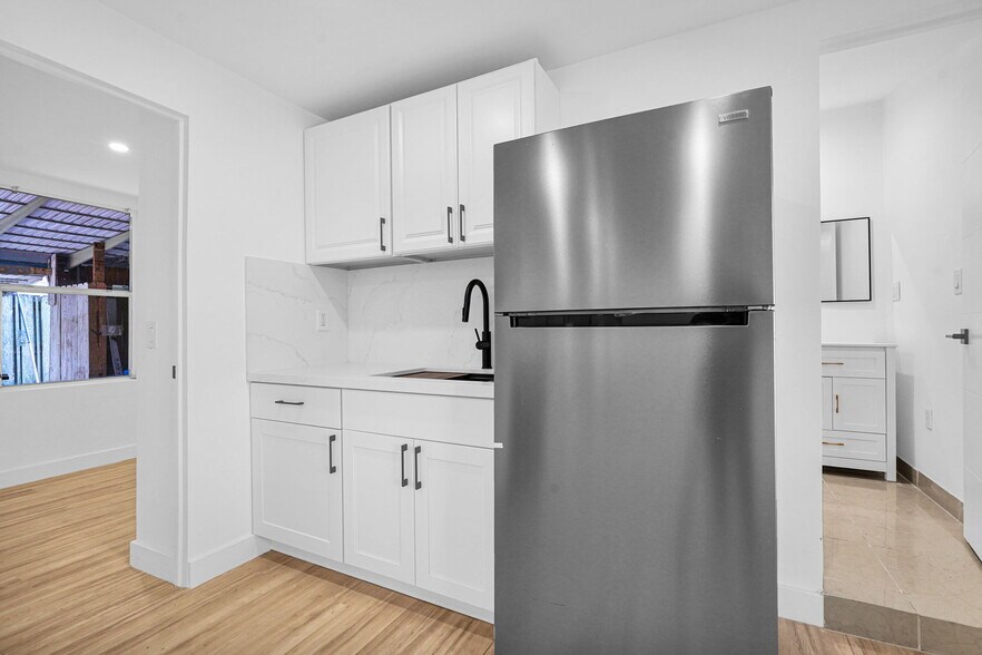 Building Photo - 2419 Coolidge St