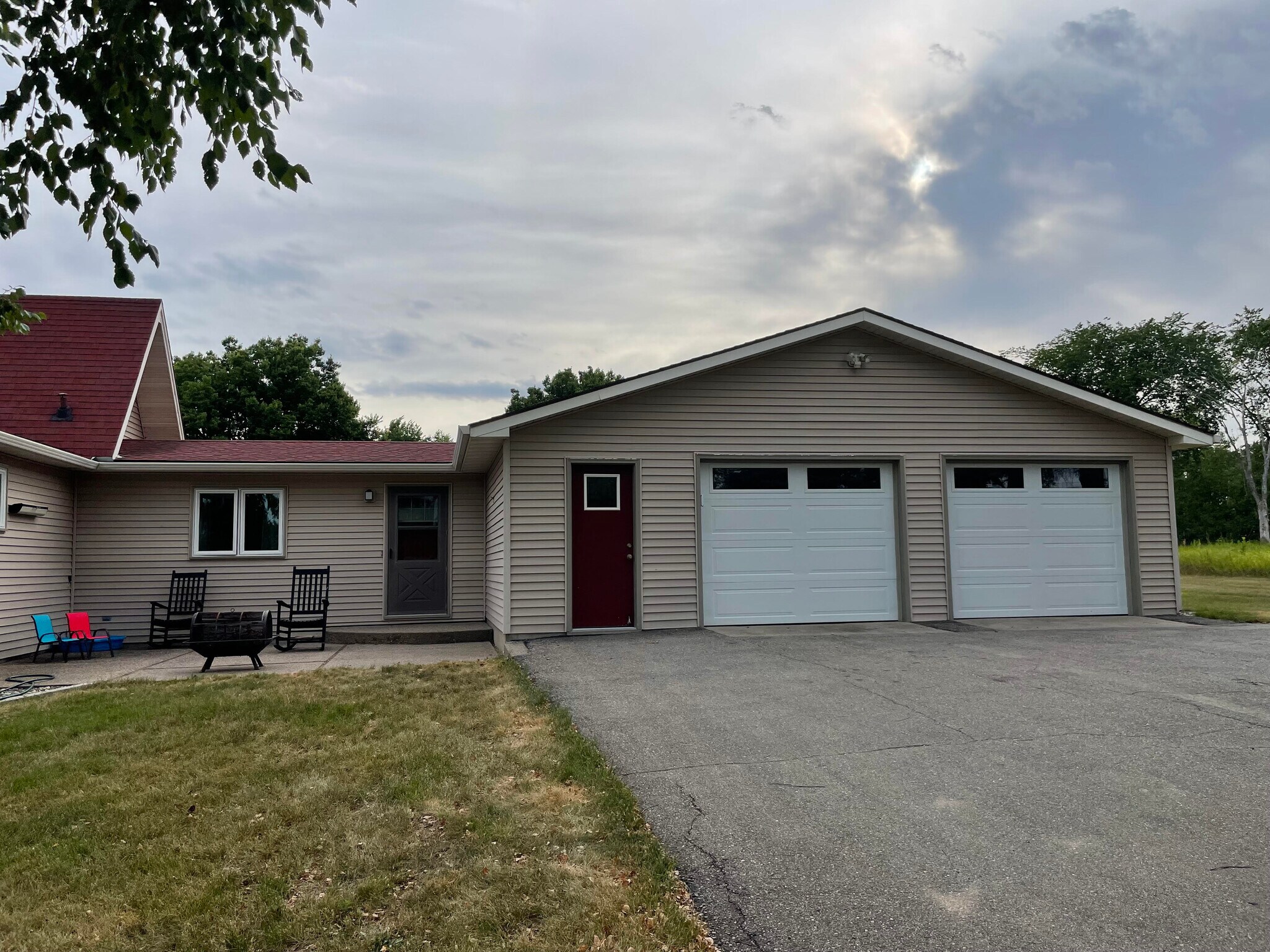 Garage Exterior - 622 N Shore Dr