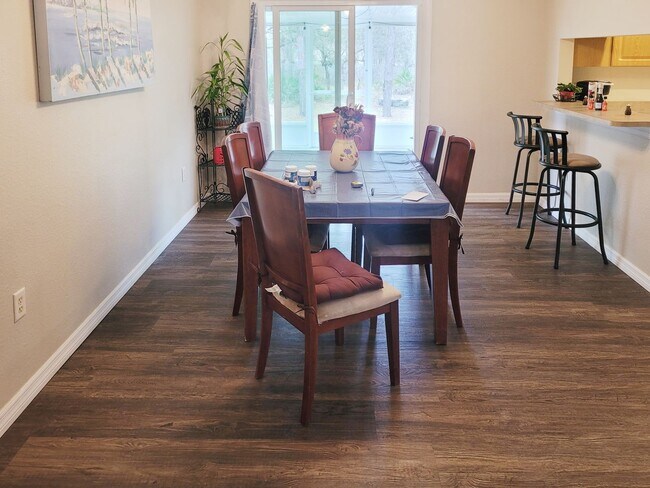 Building Photo - 3 bedroom, 2 bath rental in the Royal High...