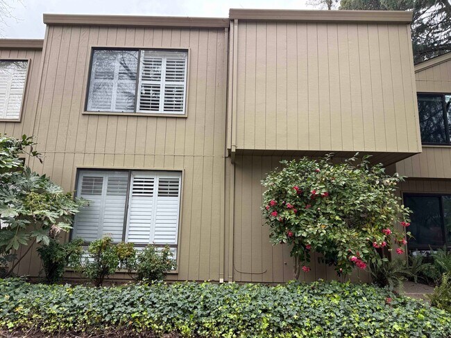 Building Photo - Fabulous Campus Commons 3 Bedroom