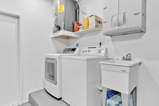 Building Photo - 2065 SW 28th Terrace