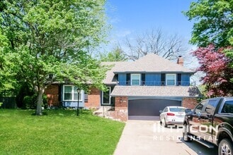 Building Photo - 404 W Foxwood Dr
