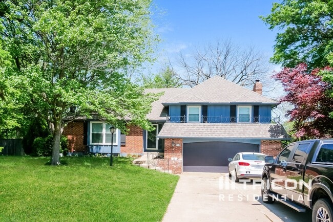 Primary Photo - 404 W Foxwood Dr