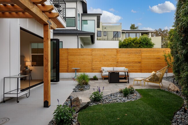 Building Photo - 623 Colima St