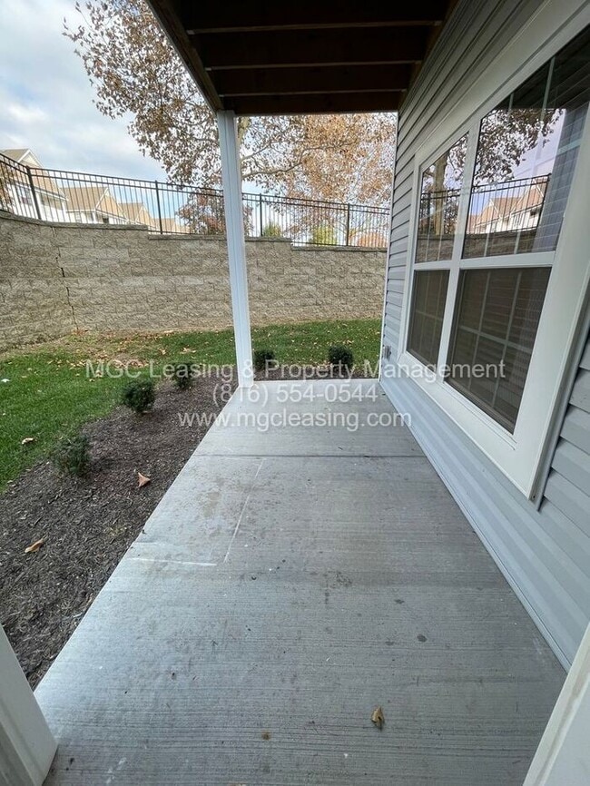 Building Photo - First Floor HCA Apartment with Extra-Large Primary Bath - Enjoy a $500 rent credit when you lease...