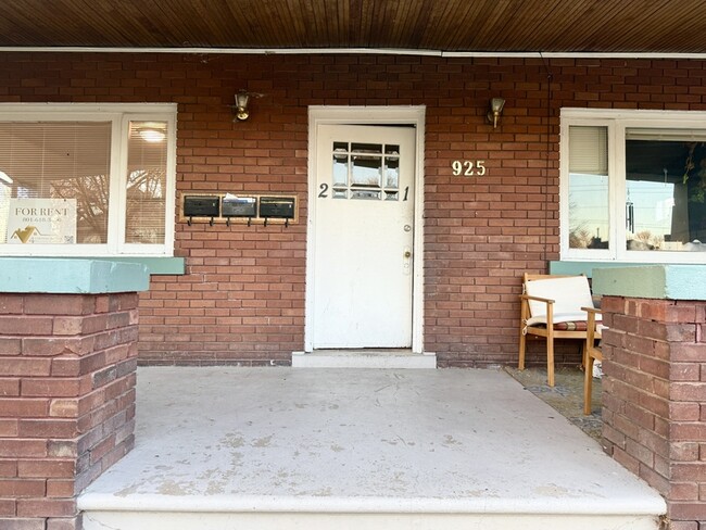 Building Photo - 925 Wilson Ave S