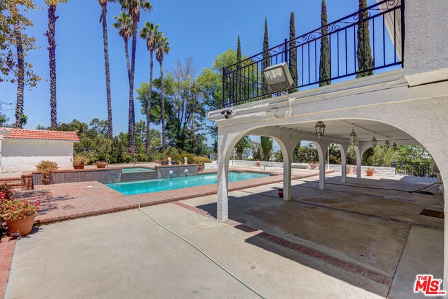 Building Photo - 4041 Alonzo Ave