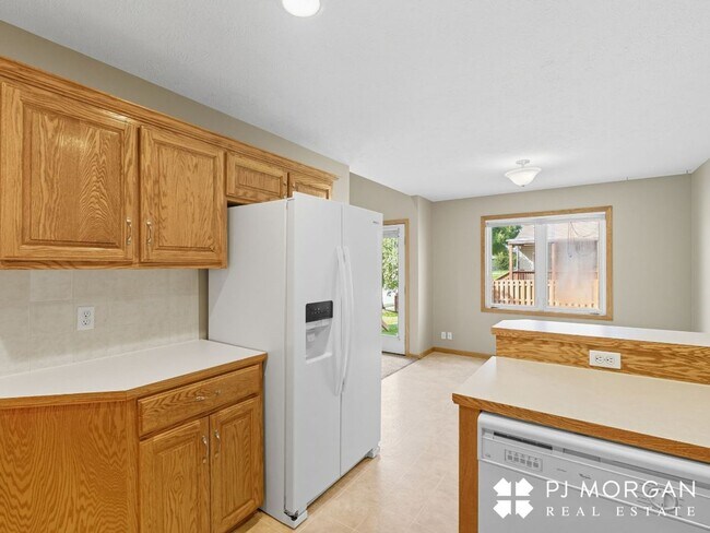 Building Photo - 3 Bedroom, 3 Bathroom - Available Immediately