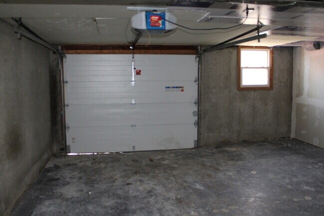 Building Photo - Spacious and inviting 5-bedroom, 2.5-bath home located in Kansas City, MO