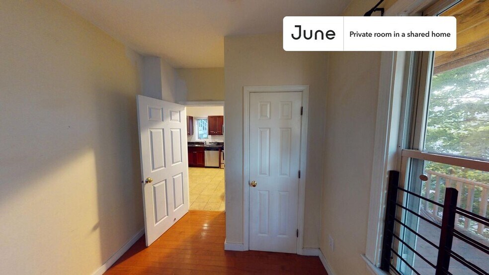 Building Photo - Private bedroom in 4 bed/1.5 bath Home