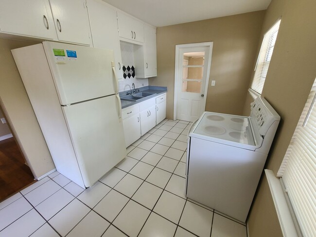 Building Photo - Three Bedroom One Bathroom House
