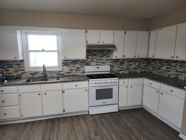 Building Photo - 1325 N Glenview Ct