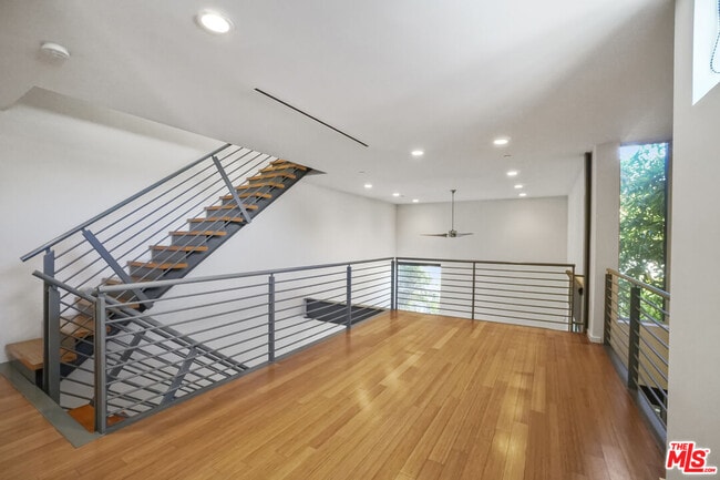 Building Photo - 1220 N Orange Grove Ave