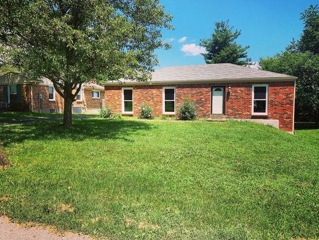 Building Photo - Charming Brick Ranch with Modern Updates in Bluegrass Fields