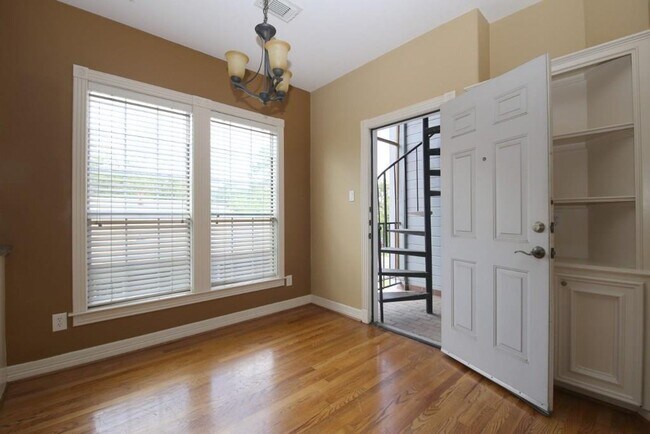 Building Photo - Stylish 3-Bedroom Townhome in Coveted Rive...