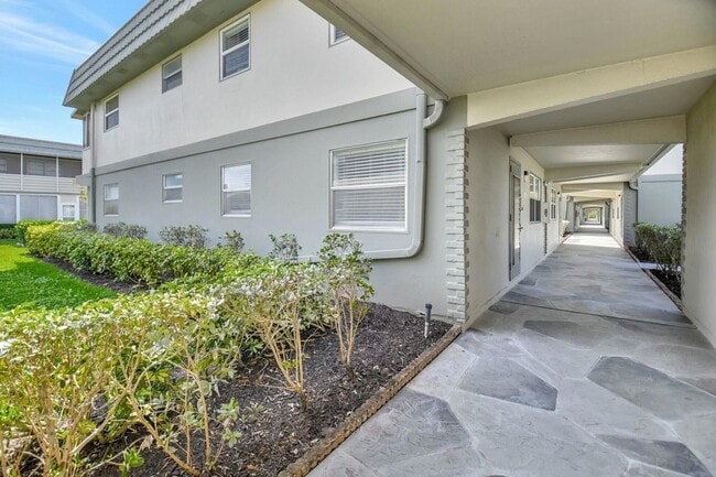Building Photo - 581 Monaco Way
