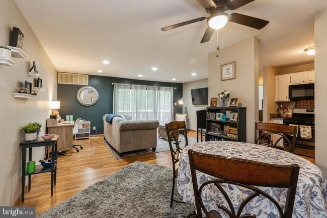 Building Photo - 2103 Woodhollow Dr
