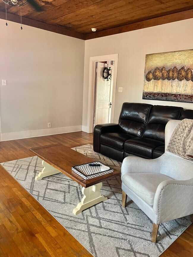 Building Photo - Charming 2 Bedroom 1 Bathroom Home for Rent!