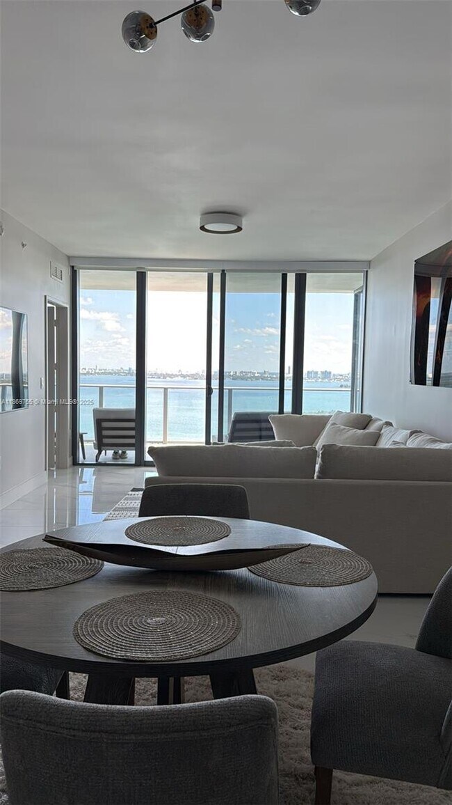 Building Photo - 700 NE 24th St