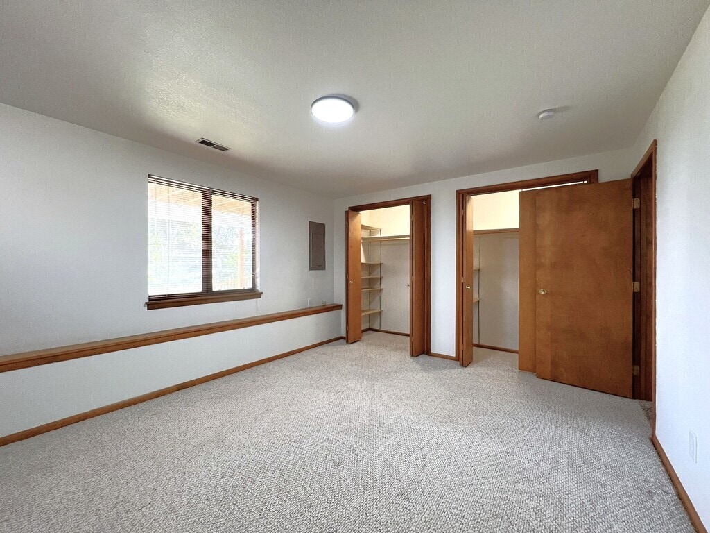 Building Photo - 2909 N Hillway Dr
