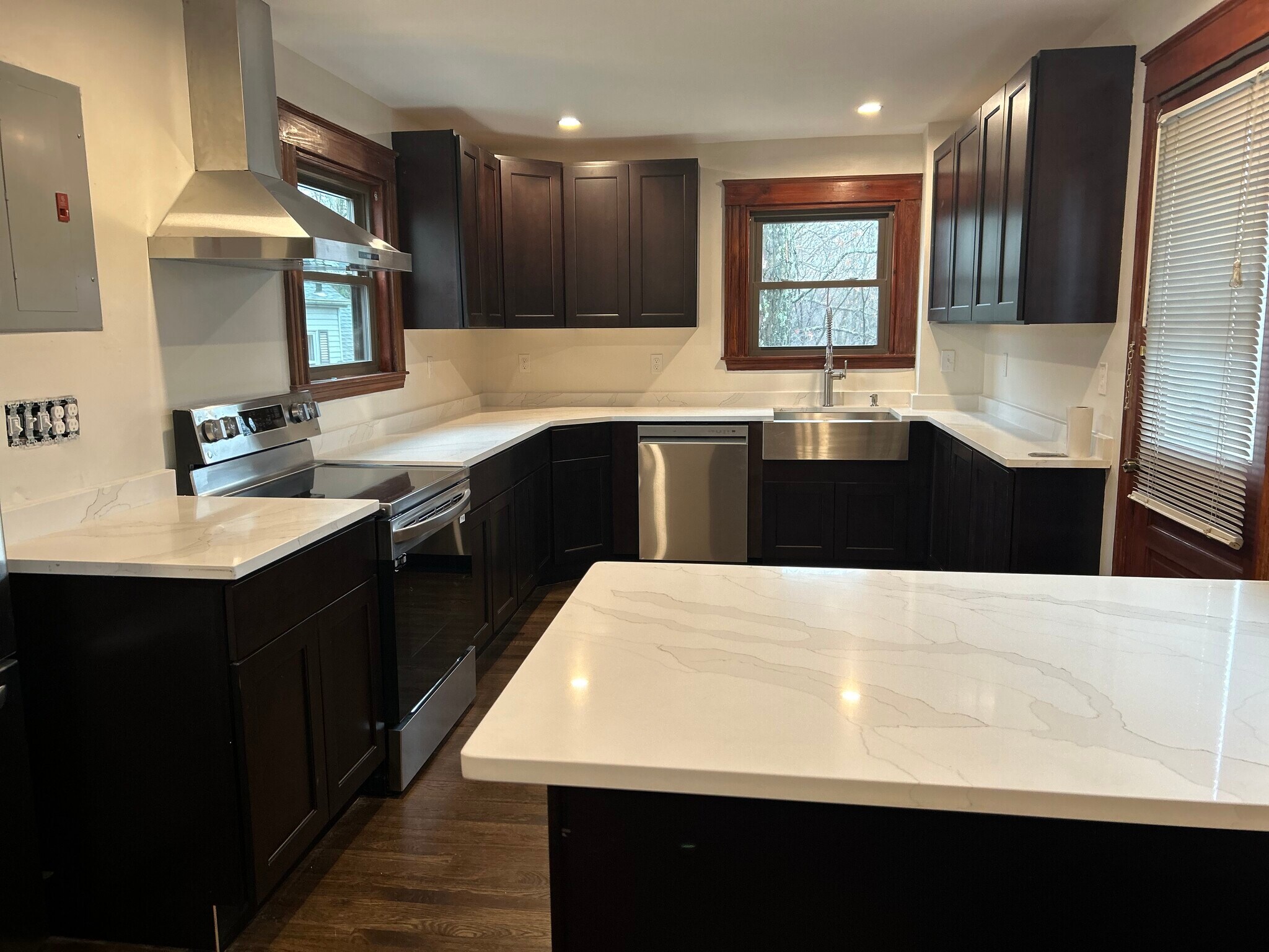 Building Photo - 215 Pearl St