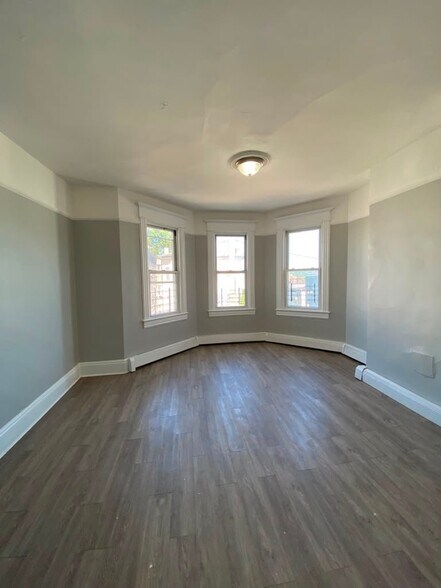 Building Photo - 12 Riverview Pl