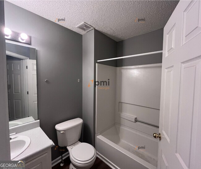 Building Photo - 9511 Rollinghills Dr