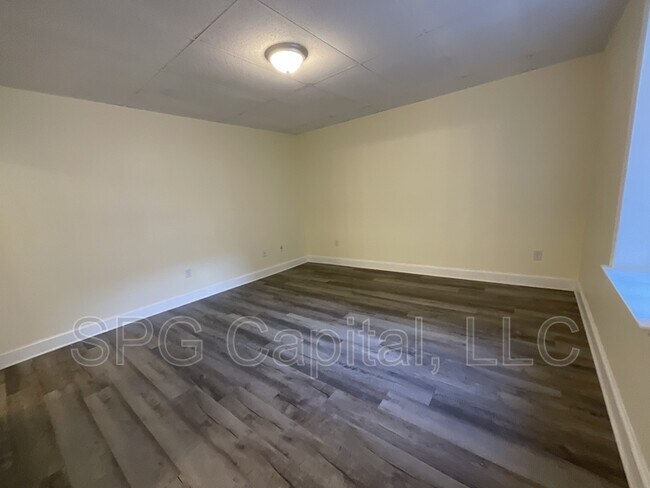 Building Photo - 5 Center Square