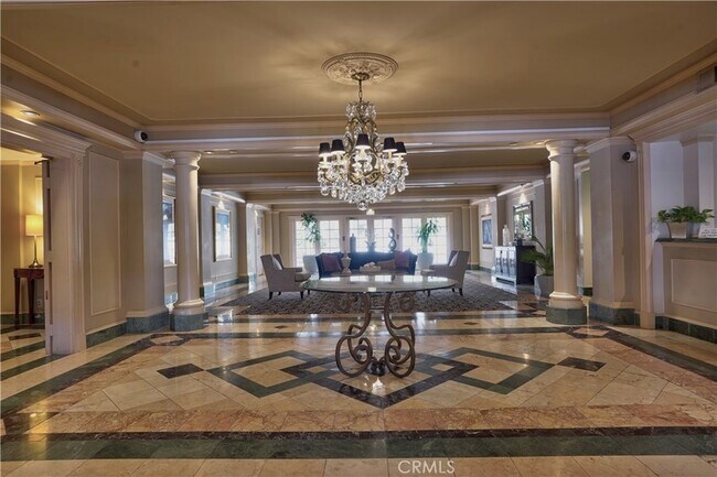 Building Photo - 930 N Doheny Dr