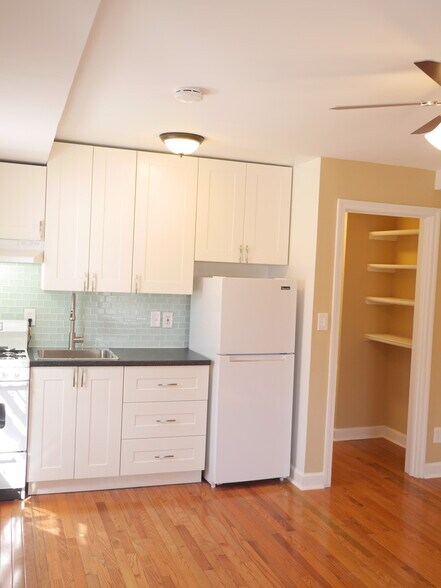 Building Photo - 812 Greenwood Cir