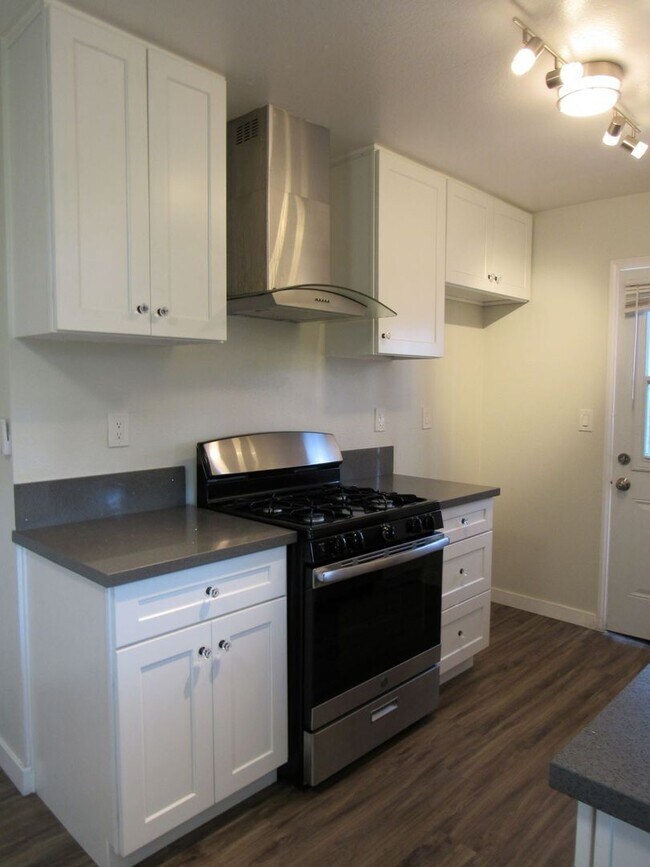 Building Photo - Charming 1-Bedroom Apartment with Modern Upgrades – Move-In Ready!