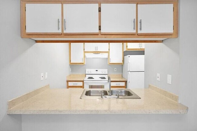 Building Photo - 2 bedroom unit. Pets OK! Lots of upgrades!...