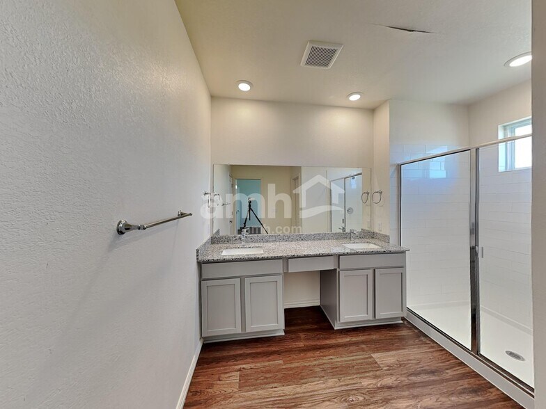 Building Photo - 207 Pebble Creek Run