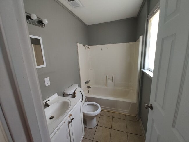 Building Photo - Charming 3BR 2BTH House in Sheridan