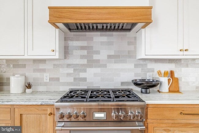 Building Photo - 2460 Ontario Rd NW