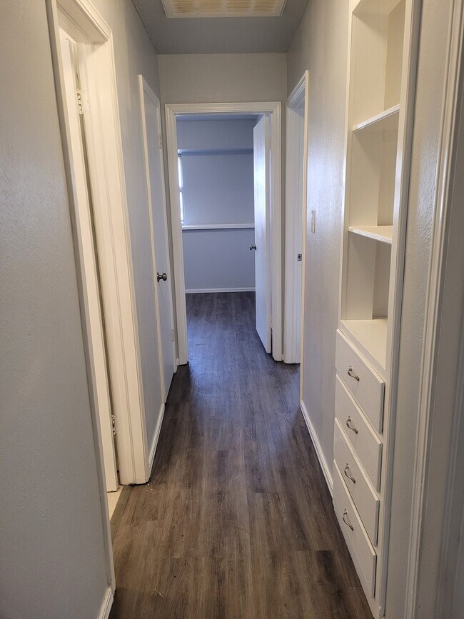 Building Photo - 400 Rosewood Dr