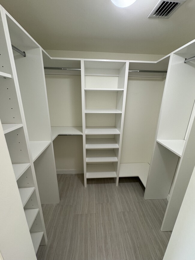 Walking Closet - 405 NE 34th St