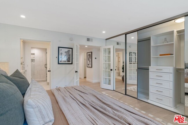 Building Photo - 6720 Hillpark Dr