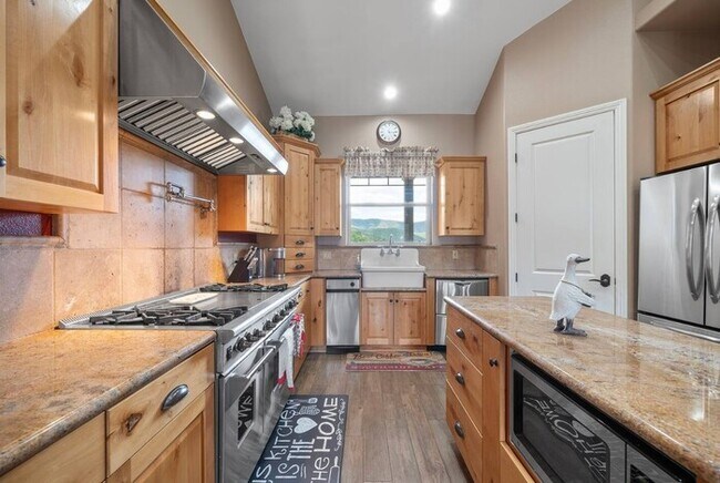 Building Photo - Furnished 4BR Mountain View Home with Garage